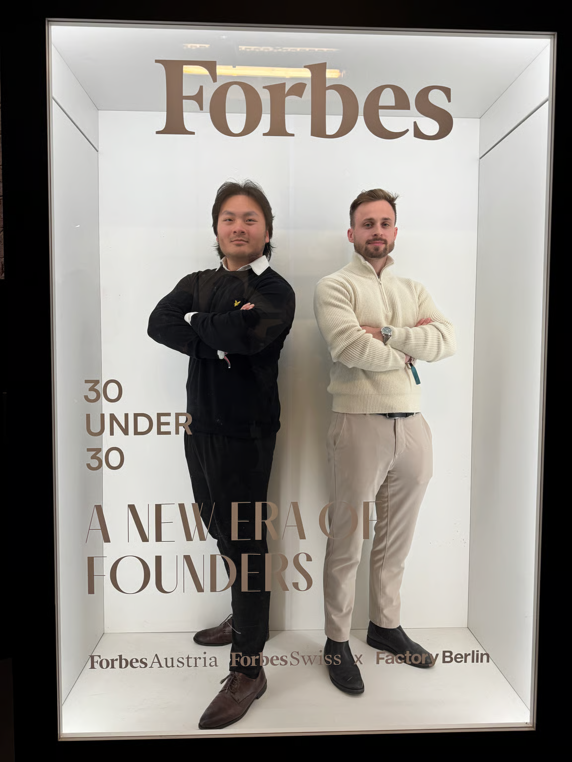 Hannes Demske mit Mitgründer in der Forbes 30 Under 30 Installation